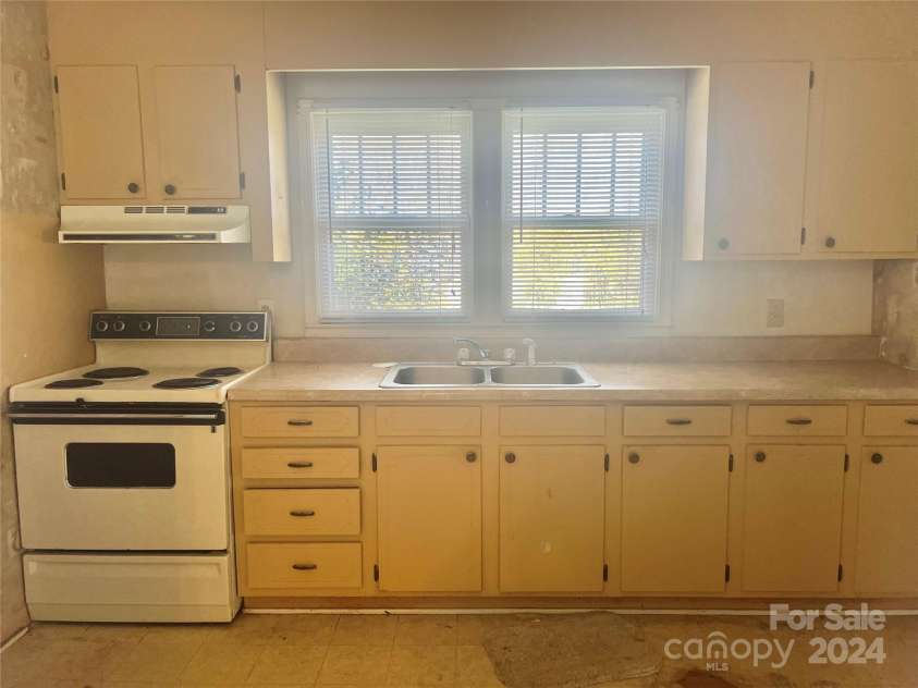 707 7th Street, Spencer, NC 28159.  MLS# CAR4204240, YatesRealty ID 1052. Kitchen