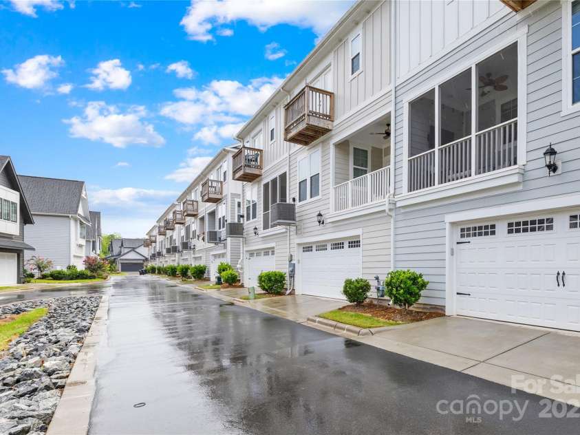 546 Amalfi Drive, Davidson, NC 28036.  MLS# CAR4285038, YatesRealty ID 10521. 