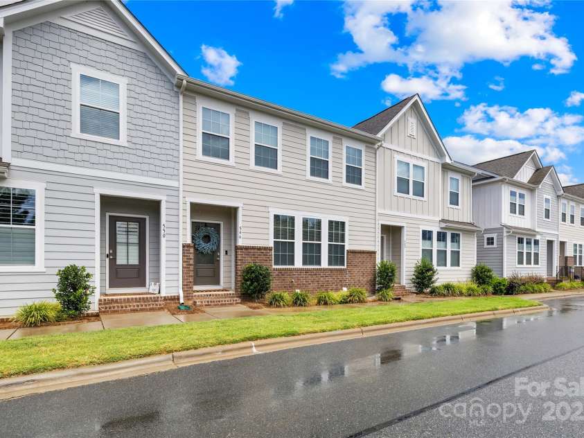 546 Amalfi Drive, Davidson, NC 28036.  MLS# CAR4285038, YatesRealty ID 10521. 