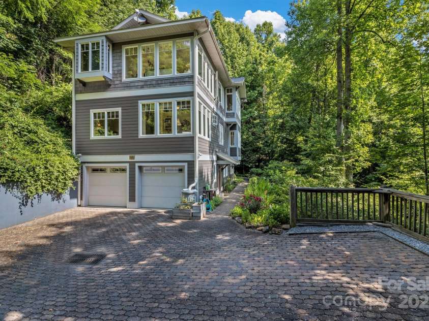 322 Crestview Drive, Black Mountain, NC 28711.  MLS# CAR4228578, YatesRealty ID 10526. 