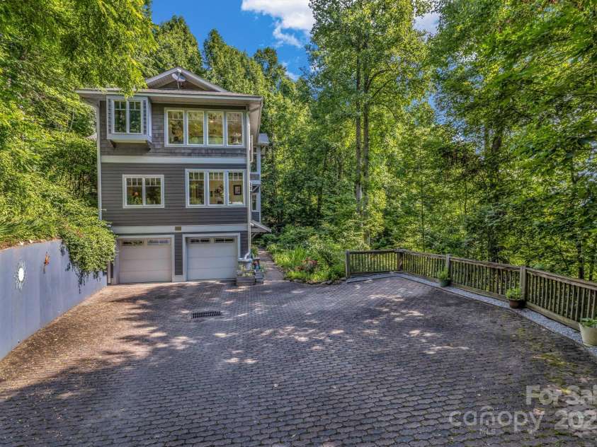 322 Crestview Drive, Black Mountain, NC 28711.  MLS# CAR4228578, YatesRealty ID 10526. 