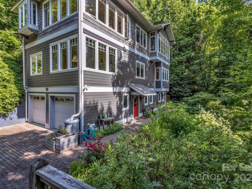 322 Crestview Drive, Black Mountain, NC 28711.  MLS# CAR4228578, YatesRealty ID 10526. 