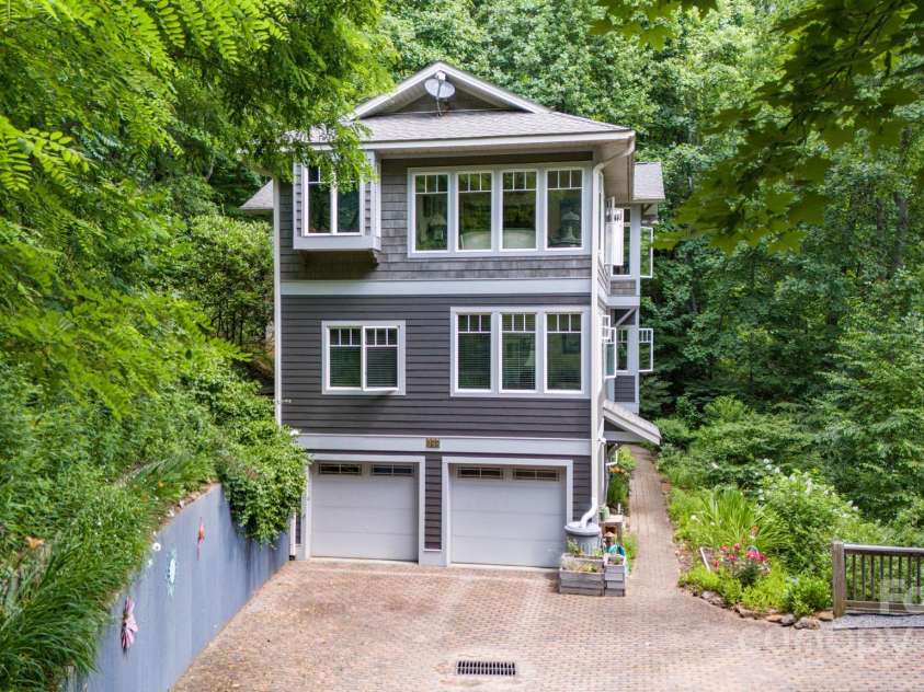 322 Crestview Drive, Black Mountain, NC 28711.  MLS# CAR4228578, YatesRealty ID 10526. 