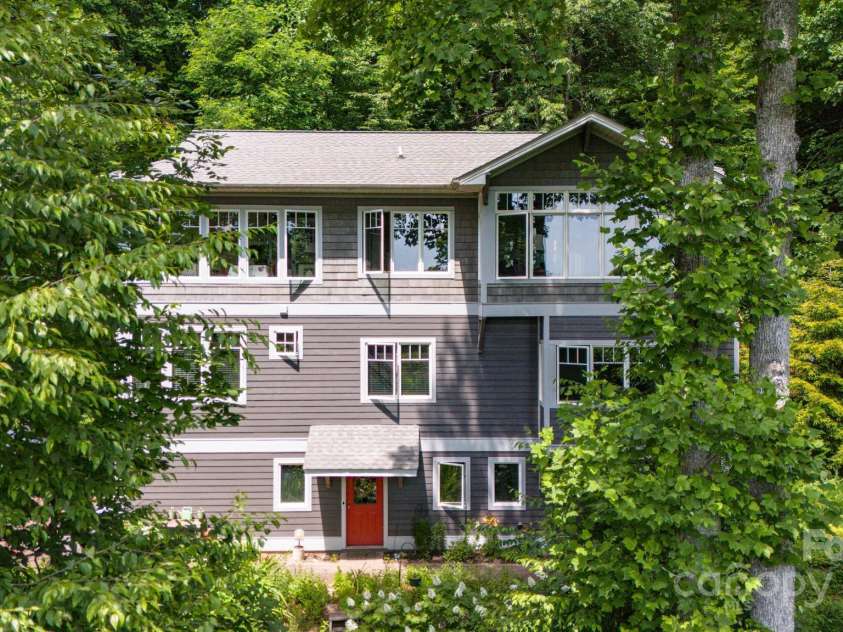 322 Crestview Drive, Black Mountain, NC 28711.  MLS# CAR4228578, YatesRealty ID 10526. 