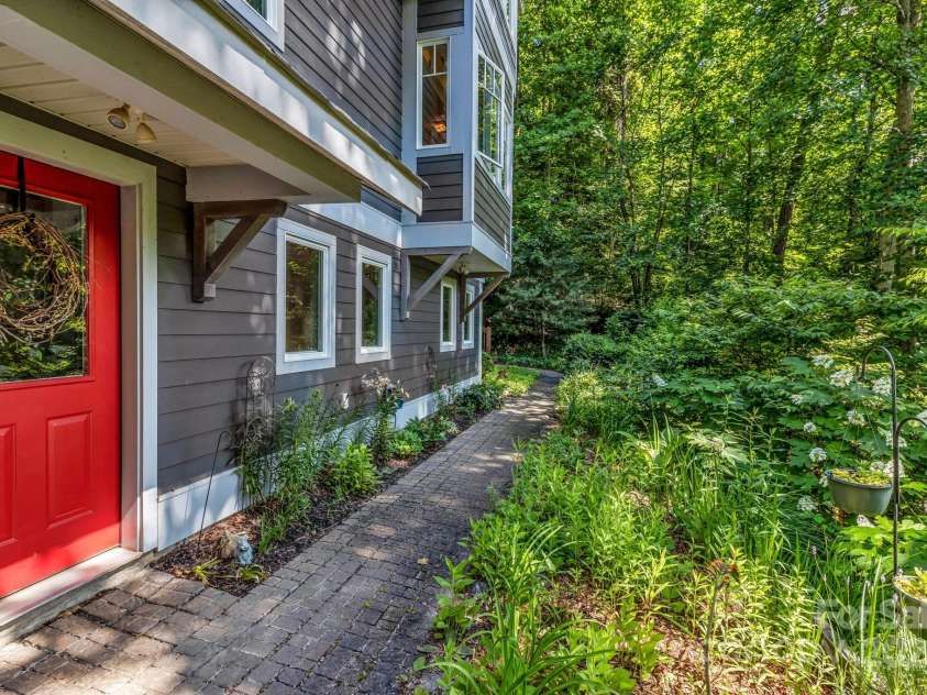 322 Crestview Drive, Black Mountain, NC 28711.  MLS# CAR4228578, YatesRealty ID 10526. 