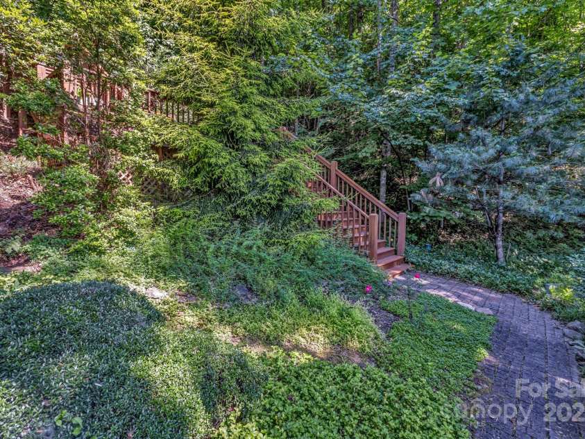 322 Crestview Drive, Black Mountain, NC 28711.  MLS# CAR4228578, YatesRealty ID 10526. 