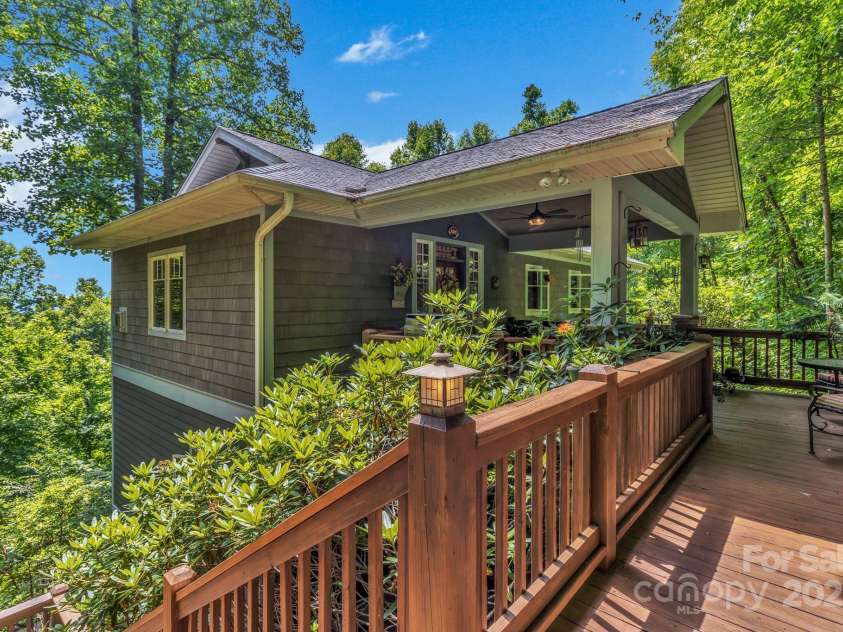 322 Crestview Drive, Black Mountain, NC 28711.  MLS# CAR4228578, YatesRealty ID 10526. 