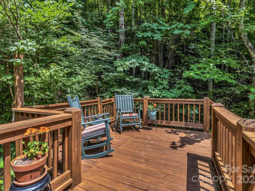 322 Crestview Drive, Black Mountain, NC 28711.  MLS# CAR4228578, YatesRealty ID 10526. 