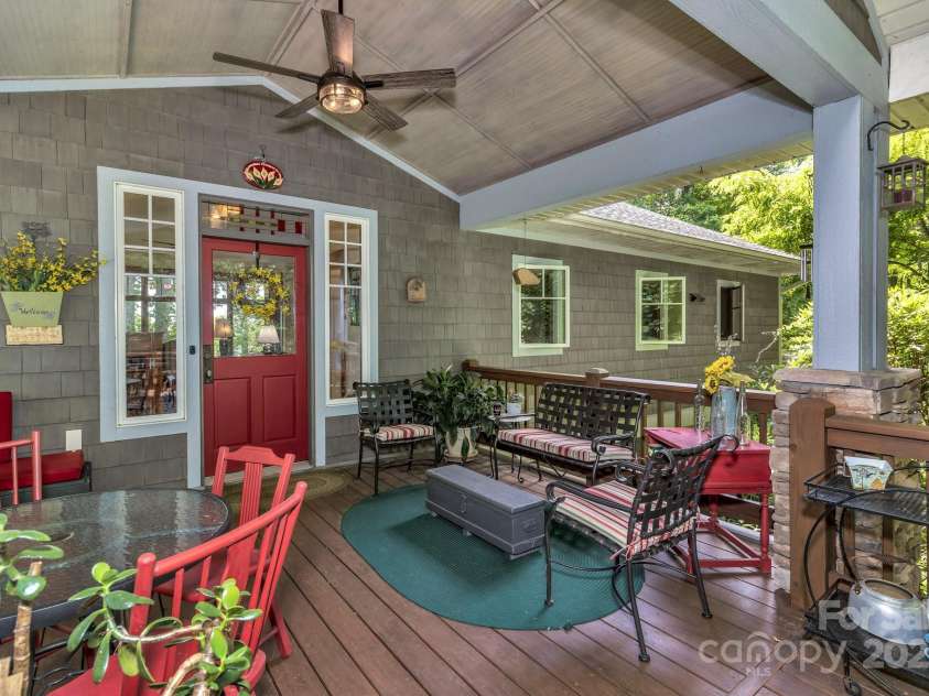 322 Crestview Drive, Black Mountain, NC 28711.  MLS# CAR4228578, YatesRealty ID 10526. 