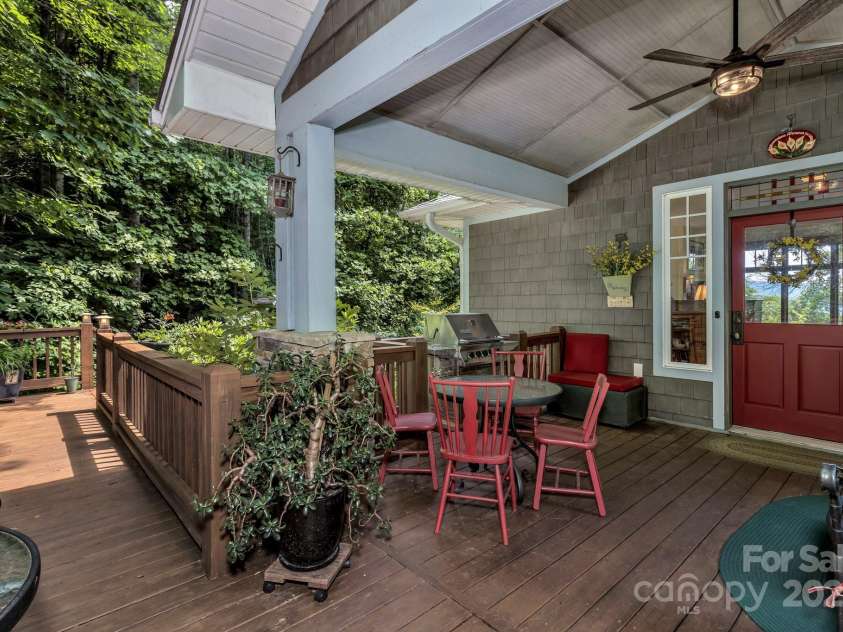 322 Crestview Drive, Black Mountain, NC 28711.  MLS# CAR4228578, YatesRealty ID 10526. 