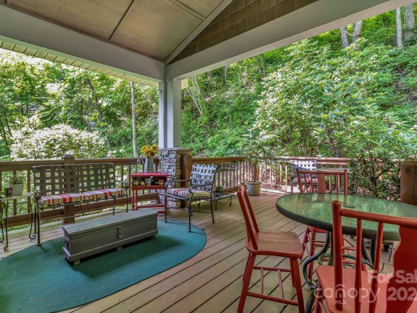 322 Crestview Drive, Black Mountain, NC 28711.  MLS# CAR4228578, YatesRealty ID 10526. 