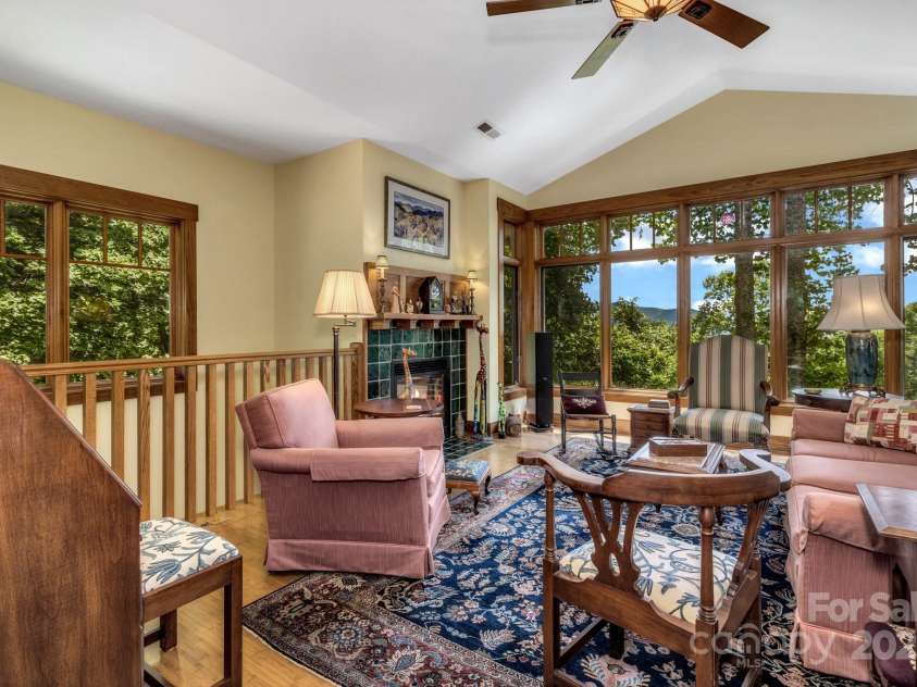 322 Crestview Drive, Black Mountain, NC 28711.  MLS# CAR4228578, YatesRealty ID 10526. 