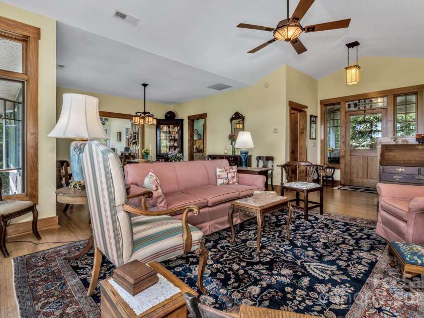 322 Crestview Drive, Black Mountain, NC 28711.  MLS# CAR4228578, YatesRealty ID 10526. 