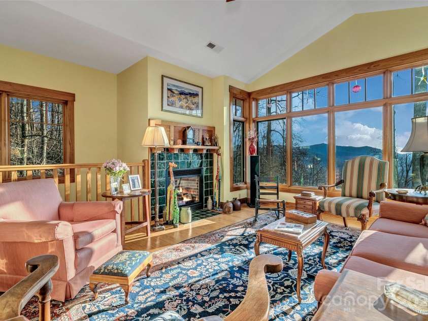 322 Crestview Drive, Black Mountain, NC 28711.  MLS# CAR4228578, YatesRealty ID 10526. 