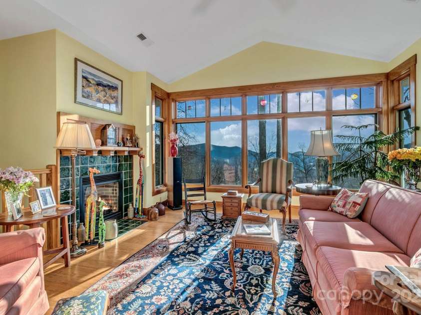 322 Crestview Drive, Black Mountain, NC 28711.  MLS# CAR4228578, YatesRealty ID 10526. 