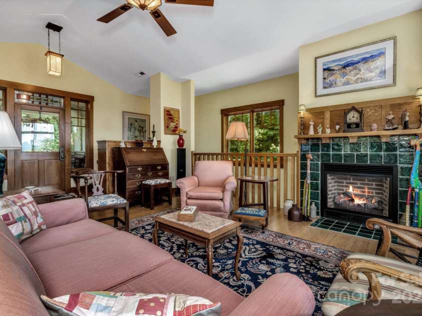 322 Crestview Drive, Black Mountain, NC 28711.  MLS# CAR4228578, YatesRealty ID 10526. 