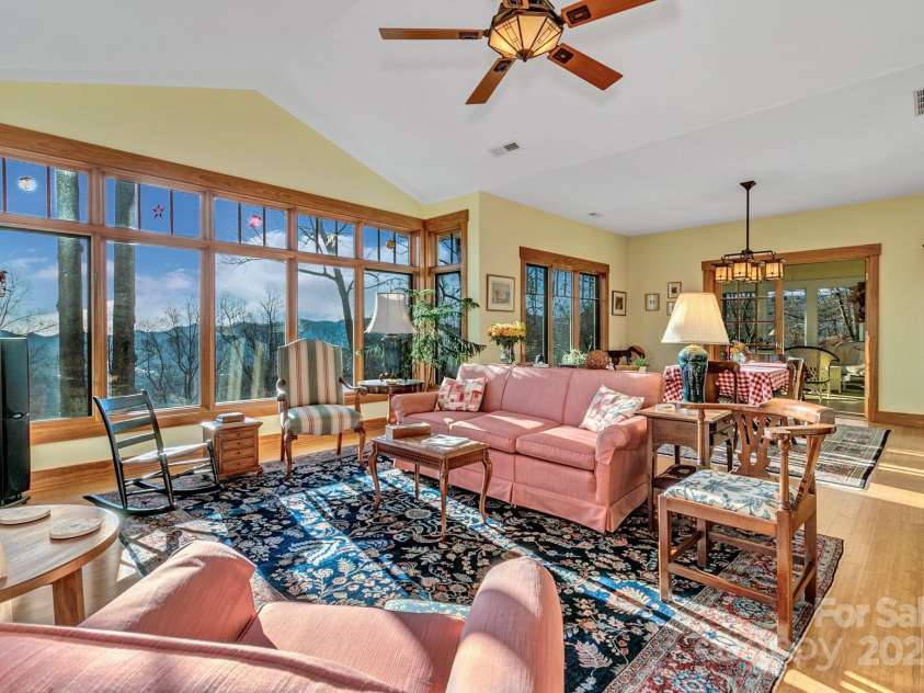 322 Crestview Drive, Black Mountain, NC 28711.  MLS# CAR4228578, YatesRealty ID 10526. 