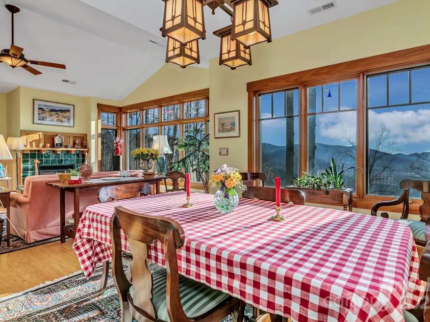 322 Crestview Drive, Black Mountain, NC 28711.  MLS# CAR4228578, YatesRealty ID 10526. 