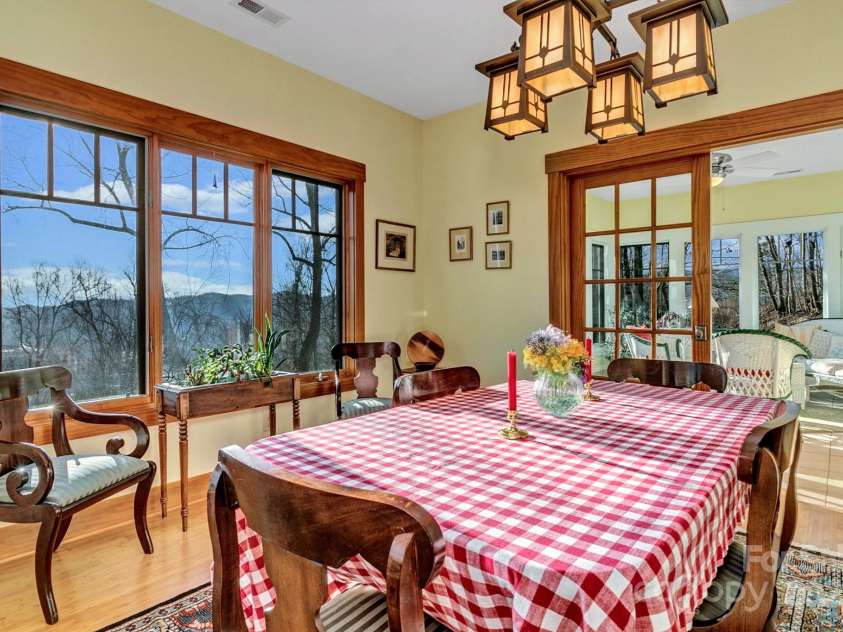 322 Crestview Drive, Black Mountain, NC 28711.  MLS# CAR4228578, YatesRealty ID 10526. 