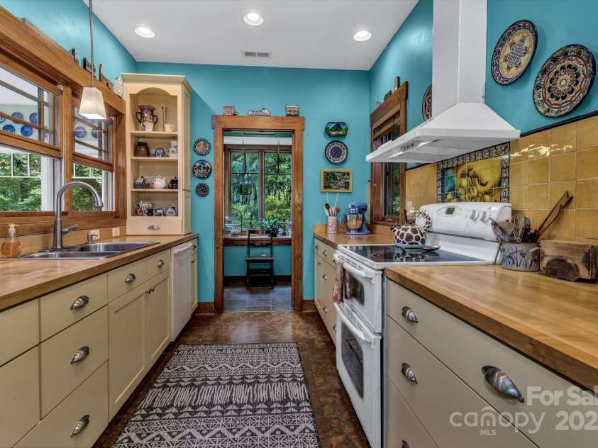 322 Crestview Drive, Black Mountain, NC 28711.  MLS# CAR4228578, YatesRealty ID 10526. 