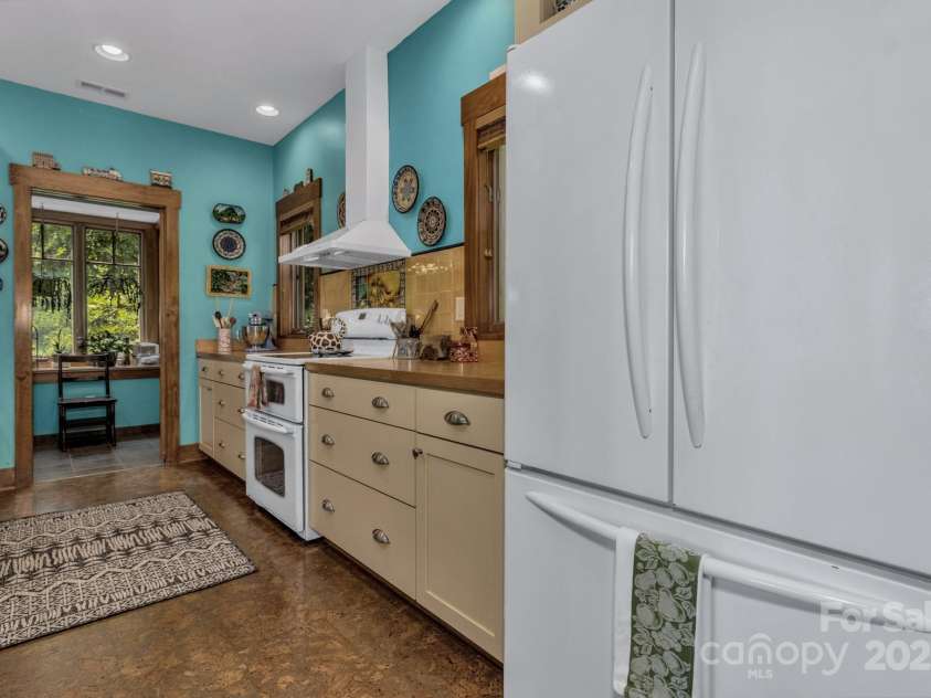 322 Crestview Drive, Black Mountain, NC 28711.  MLS# CAR4228578, YatesRealty ID 10526. 