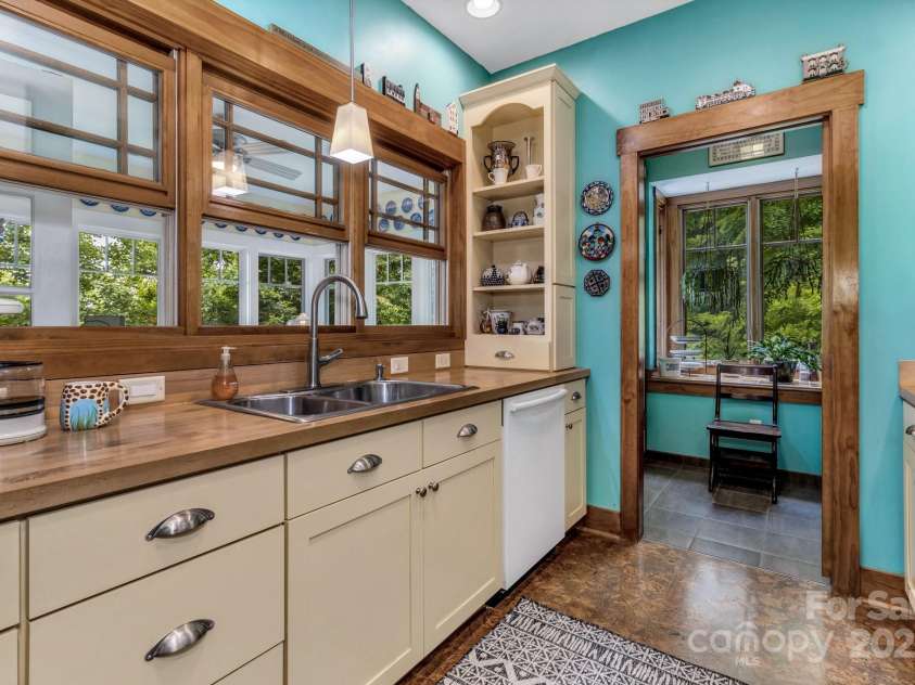 322 Crestview Drive, Black Mountain, NC 28711.  MLS# CAR4228578, YatesRealty ID 10526. 