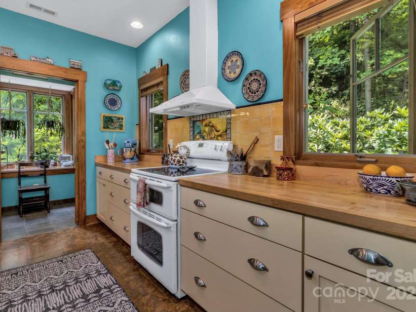 322 Crestview Drive, Black Mountain, NC 28711.  MLS# CAR4228578, YatesRealty ID 10526. 