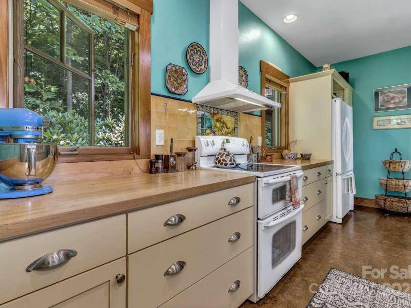 322 Crestview Drive, Black Mountain, NC 28711.  MLS# CAR4228578, YatesRealty ID 10526. 