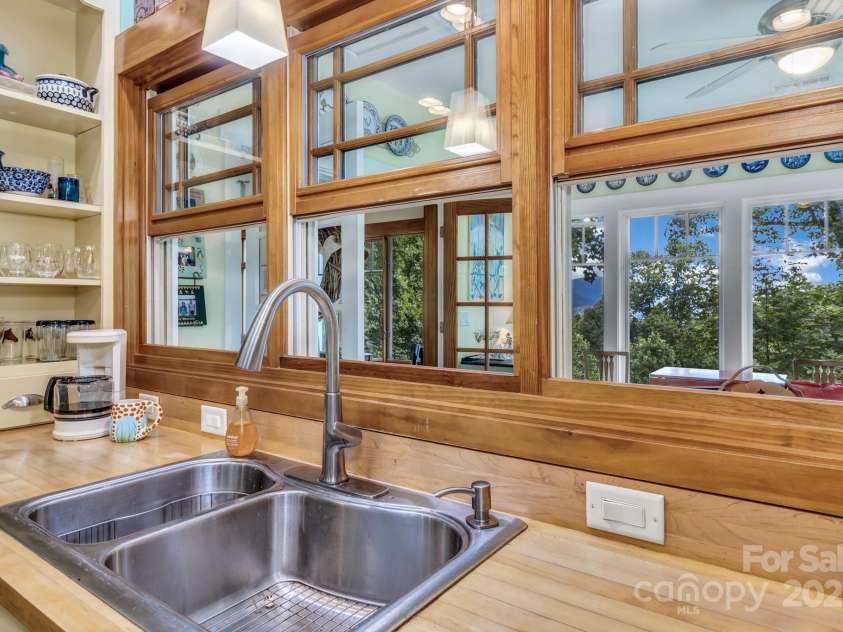 322 Crestview Drive, Black Mountain, NC 28711.  MLS# CAR4228578, YatesRealty ID 10526. 