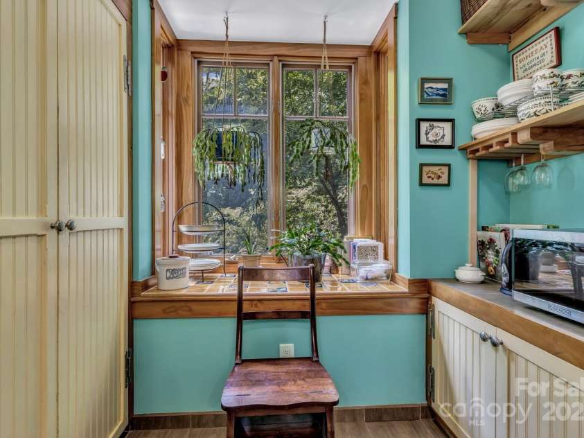 322 Crestview Drive, Black Mountain, NC 28711.  MLS# CAR4228578, YatesRealty ID 10526. 