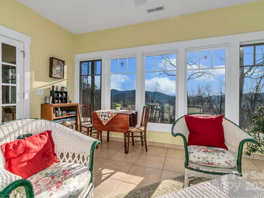 322 Crestview Drive, Black Mountain, NC 28711.  MLS# CAR4228578, YatesRealty ID 10526. 