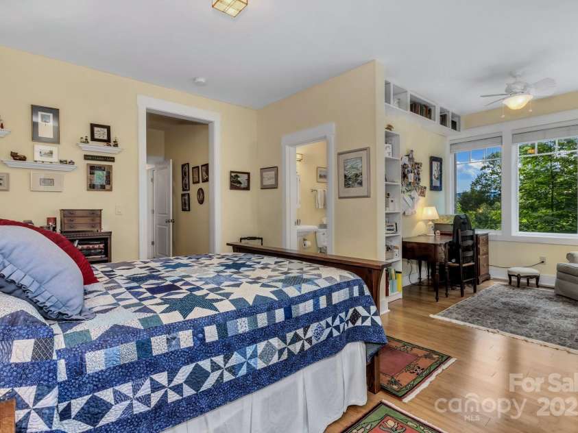 322 Crestview Drive, Black Mountain, NC 28711.  MLS# CAR4228578, YatesRealty ID 10526. 