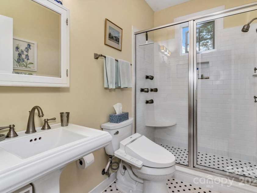 322 Crestview Drive, Black Mountain, NC 28711.  MLS# CAR4228578, YatesRealty ID 10526. 