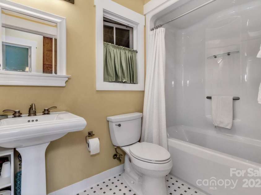 322 Crestview Drive, Black Mountain, NC 28711.  MLS# CAR4228578, YatesRealty ID 10526. 