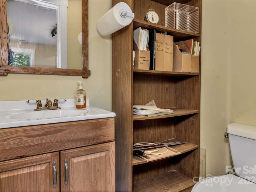 322 Crestview Drive, Black Mountain, NC 28711.  MLS# CAR4228578, YatesRealty ID 10526. 