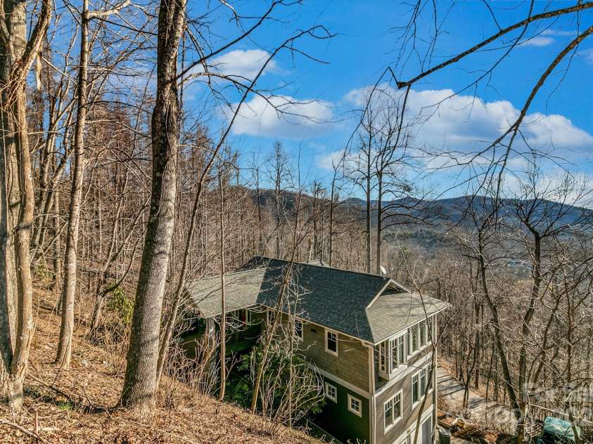 322 Crestview Drive, Black Mountain, NC 28711.  MLS# CAR4228578, YatesRealty ID 10526. 