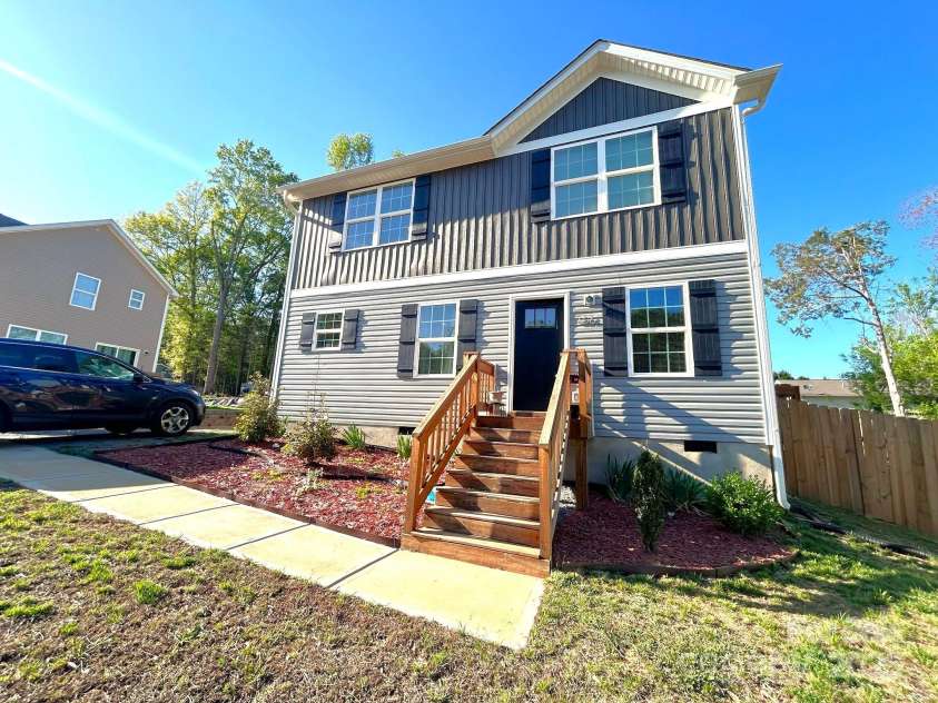 606 Carpenter Street, Dallas, NC 28034.  MLS# CAR4245477, YatesRealty ID 10529. 