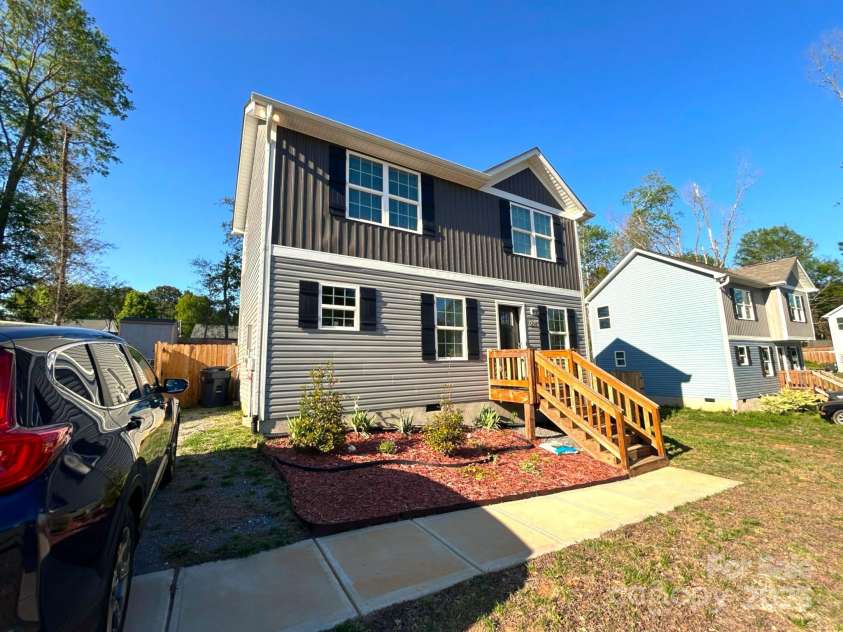 606 Carpenter Street, Dallas, NC 28034.  MLS# CAR4245477, YatesRealty ID 10529. 