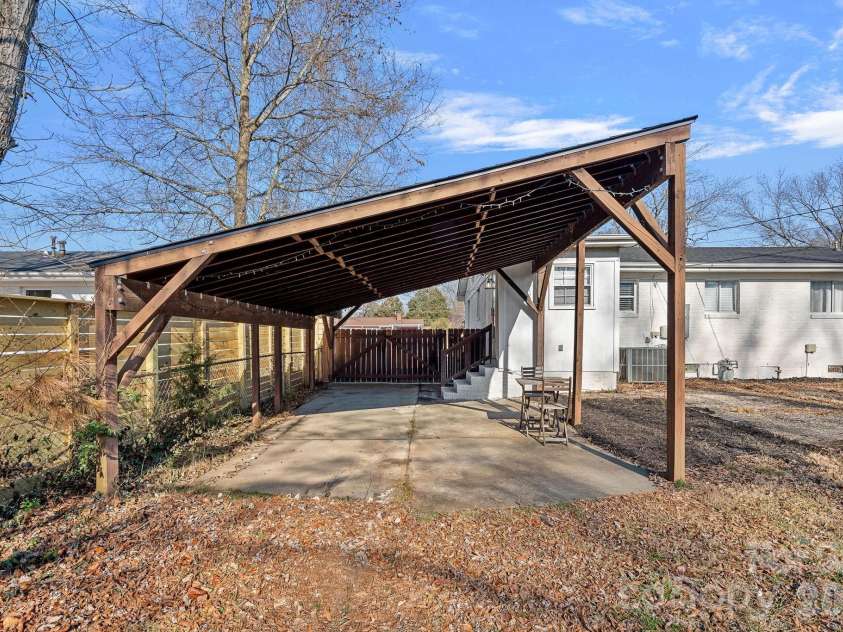 4314 Oak Forest Drive, Charlotte, NC 28215.  MLS# CAR4344817, YatesRealty ID 10530. 