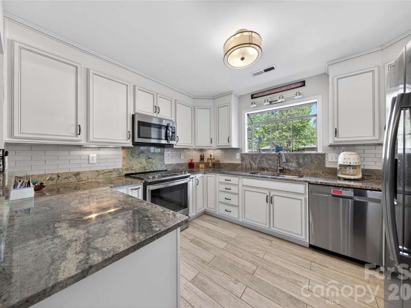 9018 St Lucia Lane, Charlotte, NC 28277.  MLS# CAR4363667, YatesRealty ID 10533. 