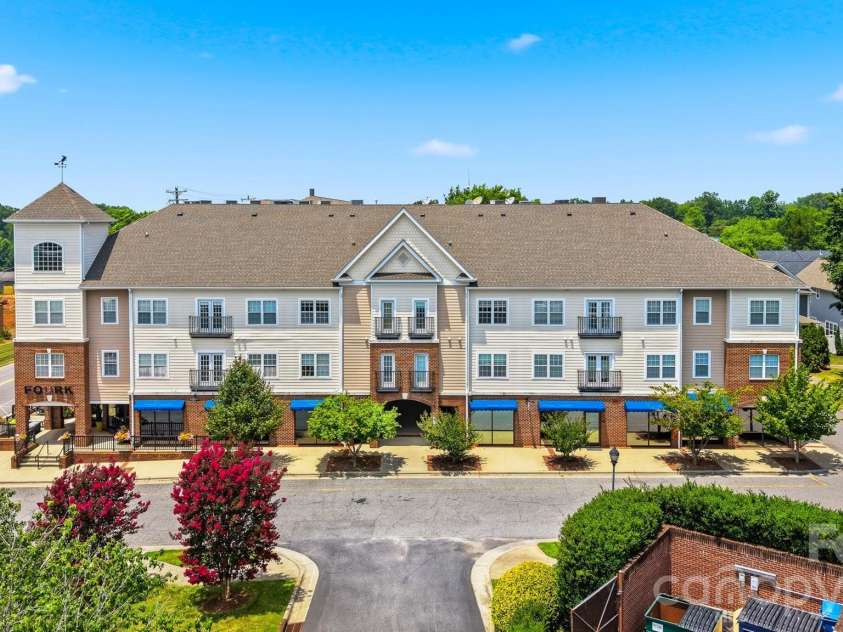 1410 4th Street Drive, Hickory, NC 28601.  MLS# CAR4396782, YatesRealty ID 10538. 