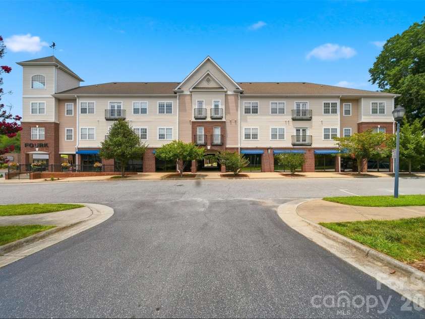 1410 4th Street Drive, Hickory, NC 28601.  MLS# CAR4396782, YatesRealty ID 10538. 