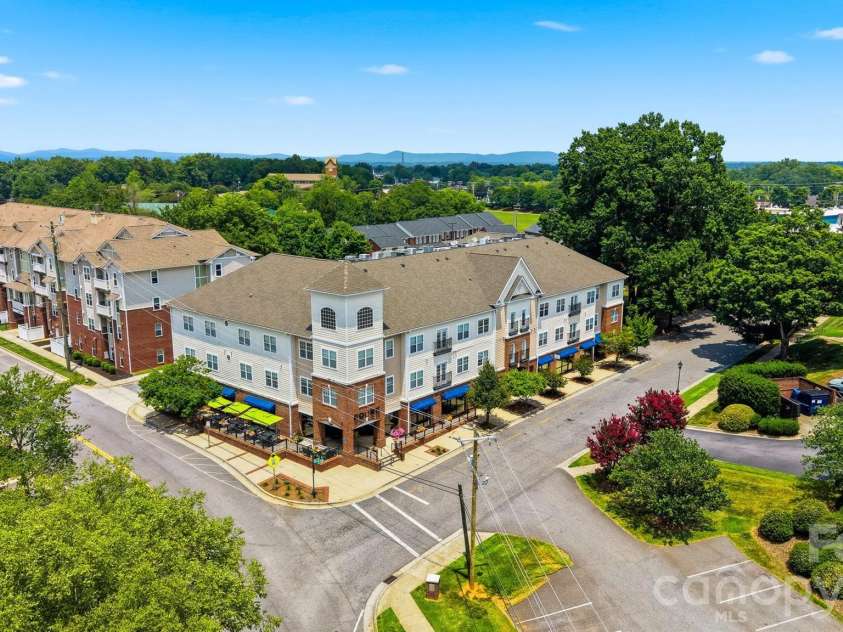 1410 4th Street Drive, Hickory, NC 28601.  MLS# CAR4396782, YatesRealty ID 10538. 