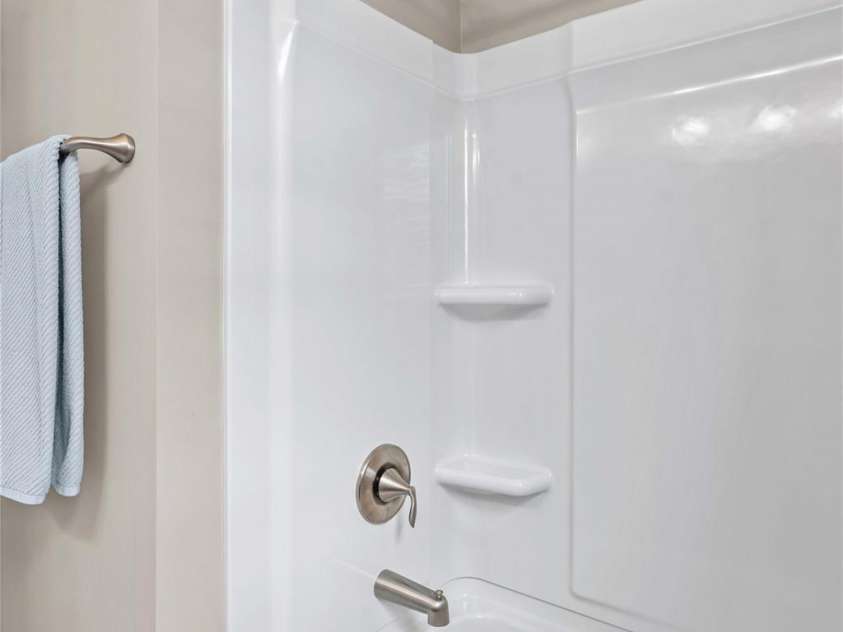 198 Hunters Hill Drive, Statesville, NC 28677.  MLS# CAR4366178, YatesRealty ID 10541. Secondary bath/shower combination
