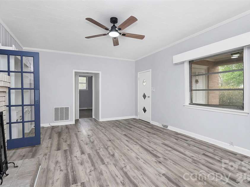 105 Deaver Street, Chester, SC 29706.  MLS# CAR4312540, YatesRealty ID 10544. Great room 