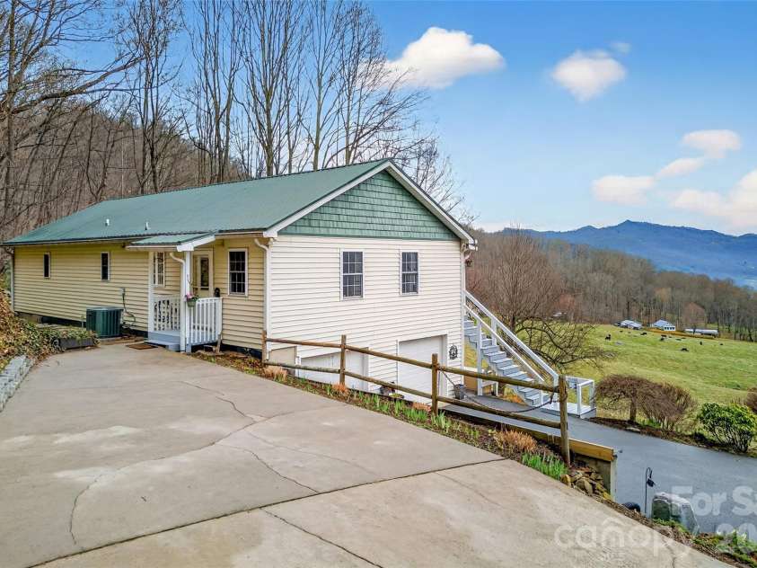 120 Mountain Mist Lane, Waynesville, NC 28785.  MLS# CAR4356544, YatesRealty ID 10548. 