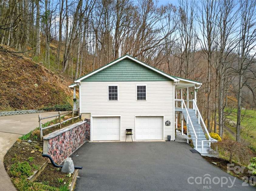 120 Mountain Mist Lane, Waynesville, NC 28785.  MLS# CAR4356544, YatesRealty ID 10548. 