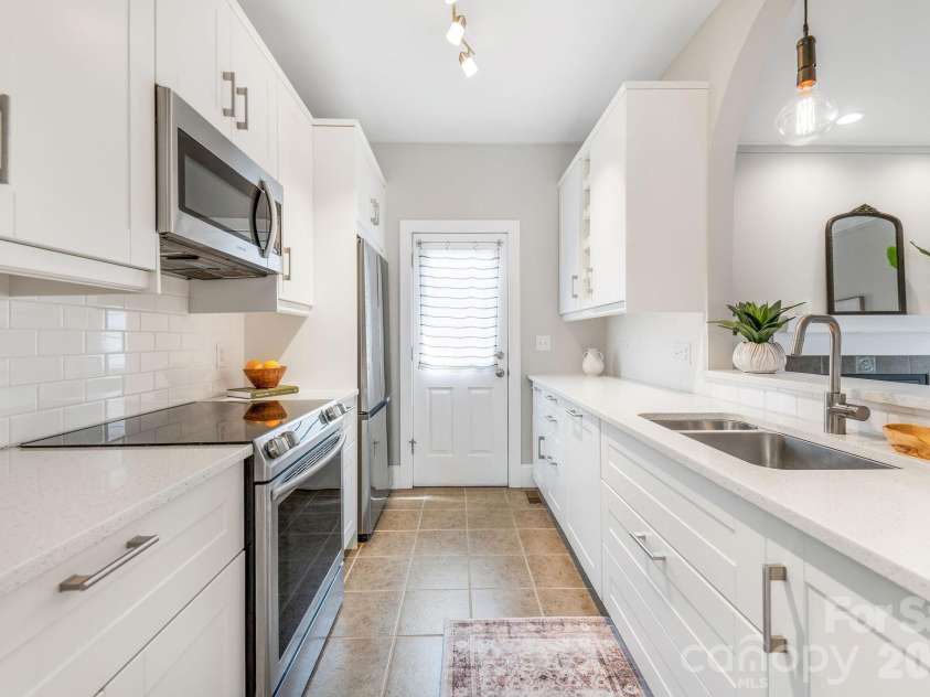 8 Lamar Avenue, Asheville, NC 28803.  MLS# CAR4365889, YatesRealty ID 10551. 