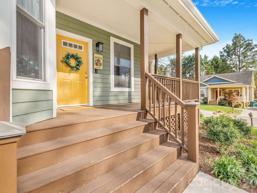 8 Lamar Avenue, Asheville, NC 28803.  MLS# CAR4365889, YatesRealty ID 10551. Broad entryway