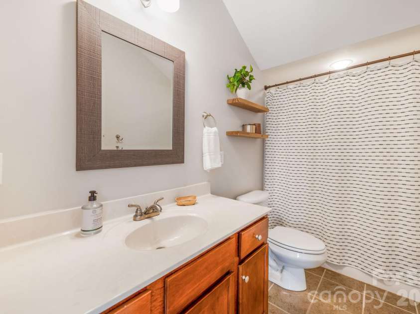 8 Lamar Avenue, Asheville, NC 28803.  MLS# CAR4365889, YatesRealty ID 10551. Main level full-bathroom with tub